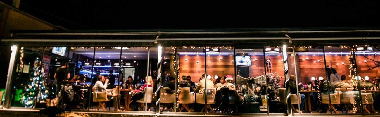 Το espresso bar Διογένης φωτισμένο το βράδυ