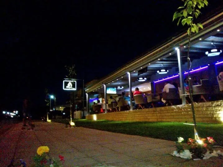 Ο εξωτερικός χώρος του espresso bar το βράδυ