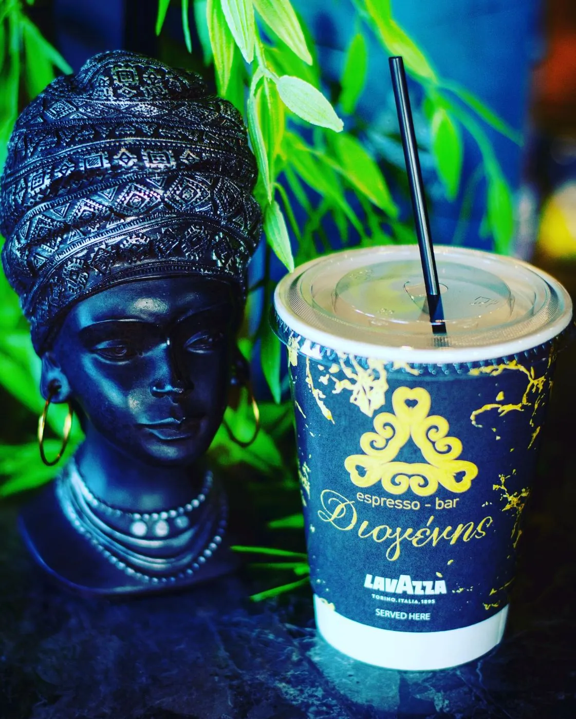 Καφές Lavazza σε ποτήρι με το λογότυπο του Διογένη